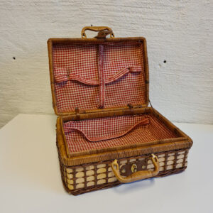 Picnickorg med tyg och handtag